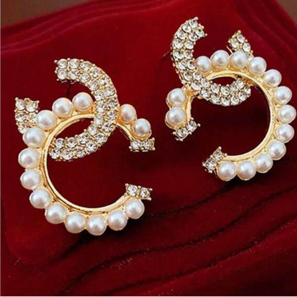 Doubled CC Gold tone pearl stud earrings with a touch of glamour & luxury